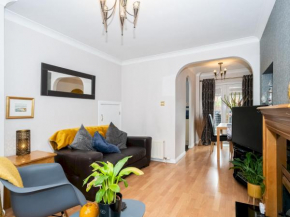 Pass the Keys Homely 2Bed House near City Centre and Airport, with Private Garden
